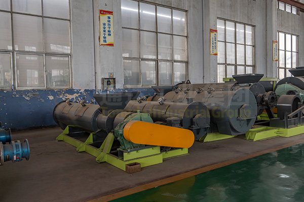 新型有機(jī)肥攪齒造粒機(jī)