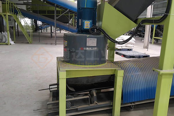 復(fù)合肥料生產(chǎn)線籠式粉碎機(jī)