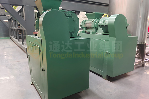 對(duì)輥擠壓造粒機(jī)怎么調(diào)間隙?怎么安裝調(diào)整對(duì)輥球窩對(duì)位