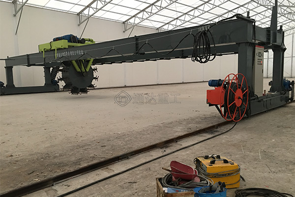 葉輪翻堆機(jī)跨度18米，輪盤可行走適合大型有機(jī)肥加工廠使用