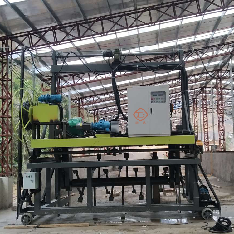 豬糞槽式軌道式翻堆機(jī)和自走式翻堆機(jī)有什么區(qū)別？哪個(gè)廠家好？多少錢(qián)一臺(tái)？ 